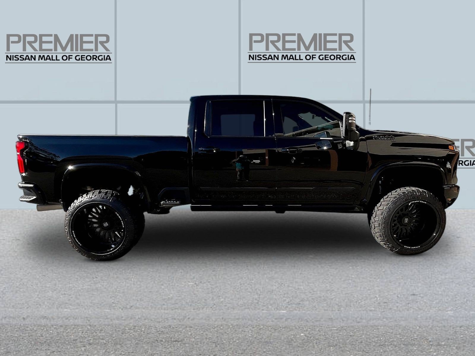 Used 2025 Chevrolet Silverado 2500 High Country w/ Midnight Edition AWD/4WD image 8