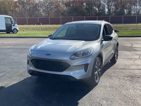 Used 2022 Ford Escape SE w/ SE Sport Appearance Package image 3