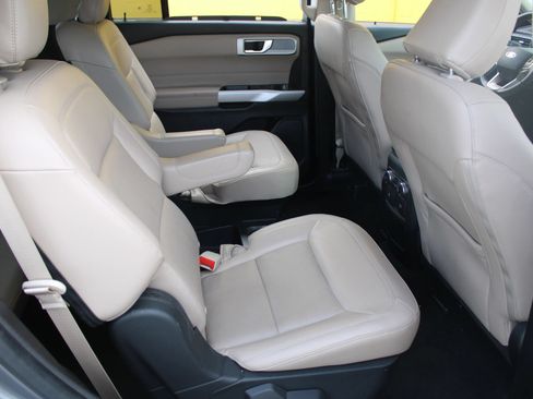 Used 2021 Ford Explorer Limited w/ Equipment Group 301A RWD image 12