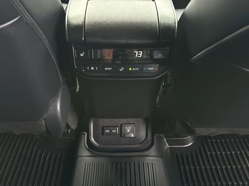 Used 2024 Toyota Highlander Platinum AWD/4WD image 29
