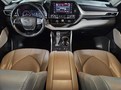 Used 2021 Toyota Highlander XLE image 18