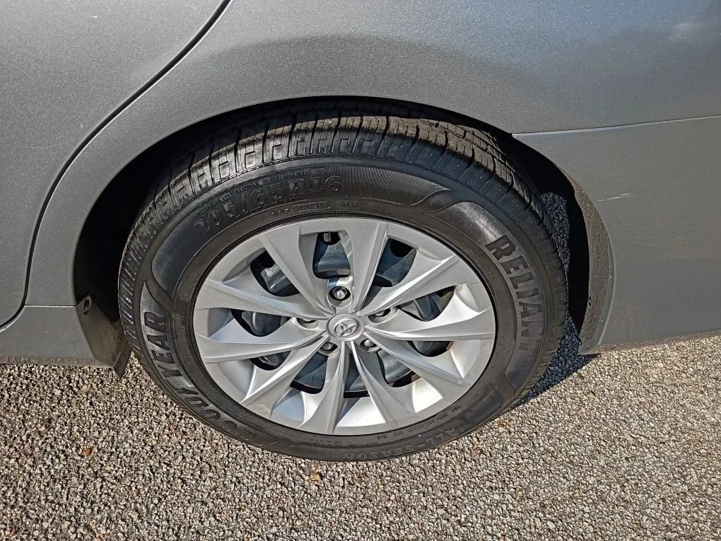 Used 2015 Toyota Camry LE FWD image 18