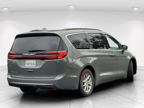 Used 2022 Chrysler Pacifica Touring-L image 4