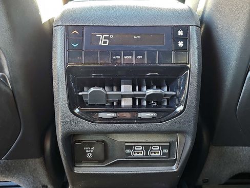 Used 2023 Jeep Grand Cherokee L Laredo image 13