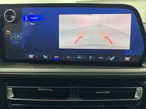 Used 2025 Chevrolet Traverse LT image 17