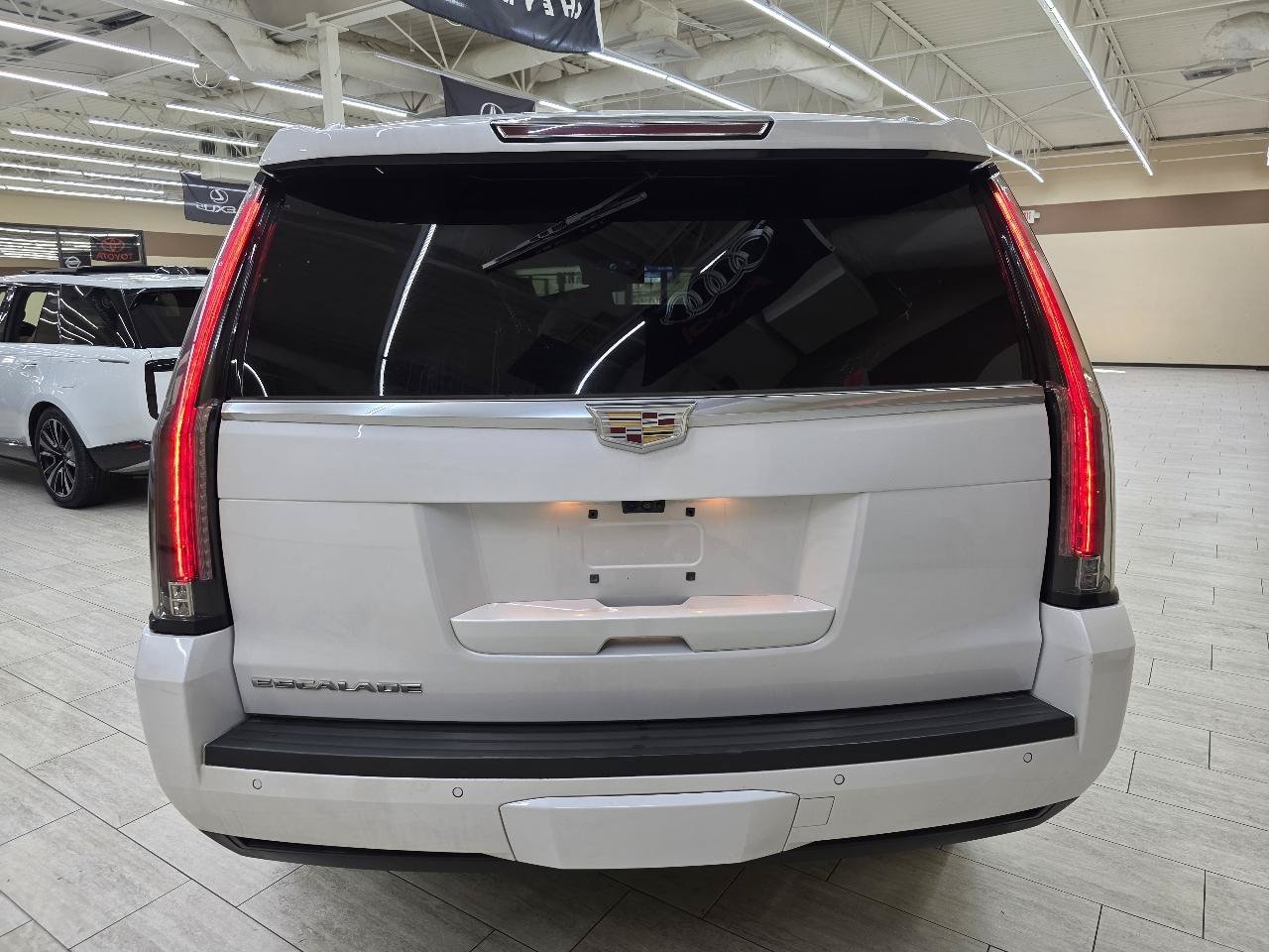 Used 2019 Cadillac Escalade Premium Luxury AWD/4WD image 7