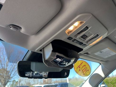 Used 2024 Toyota Highlander XLE image 32