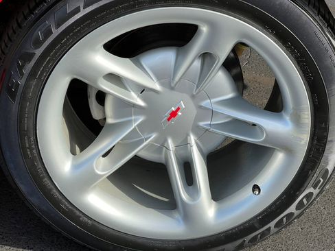 Used 2004 Chevrolet SSR w/ Preferred Equipment Group image 5