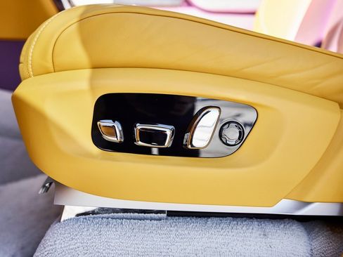 Used 2025 Rolls-Royce Cullinan image 40