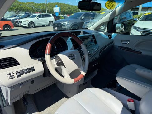 Used 2014 Toyota Sienna Limited w/ Limited Convenience Package FWD image 18