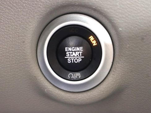 Used 2022 Chrysler Pacifica Touring-L w/ Uconnect Theater Family Group FWD image 23