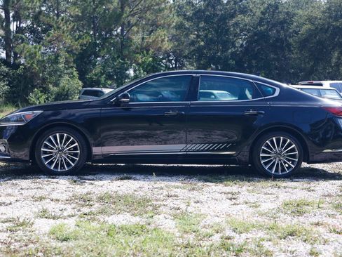 Used 2017 Kia Cadenza Premium w/ Luxury Package FWD image 3