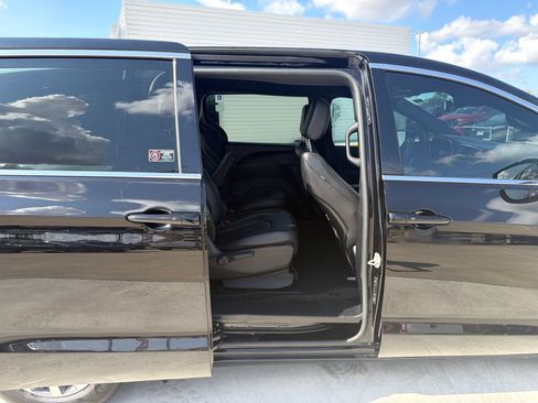 Used 2025 Chrysler Pacifica Select FWD image 12