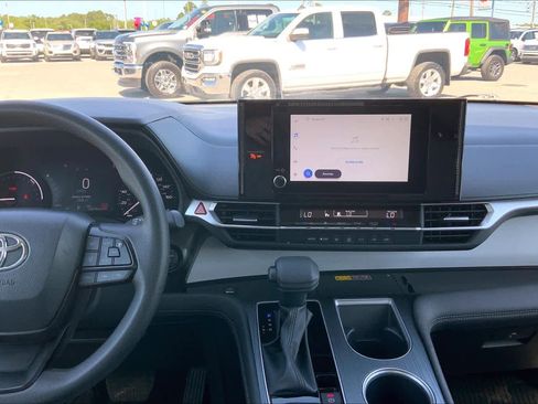 Used 2025 Toyota Sienna LE w/ LE Plus Package AWD/4WD image 7