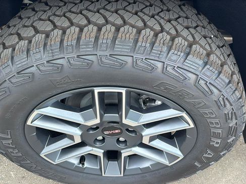 New 2026 GMC Terrain AT4 w/ LPO, Black Badging Package AWD/4WD image 11