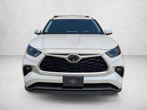 Used 2022 Toyota Highlander LE FWD image 2