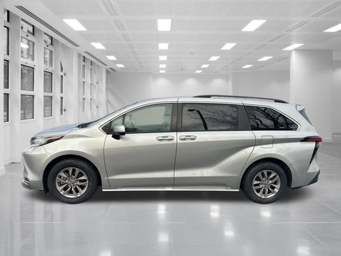 Used 2022 Toyota Sienna XLE image 8