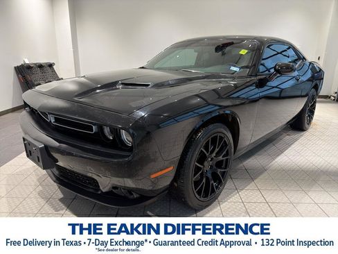 Used 2022 Dodge Challenger SXT image 1