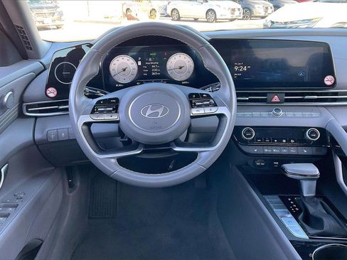 Used 2025 Hyundai Elantra SEL image 5