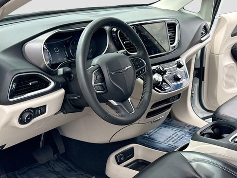 Used 2023 Chrysler Pacifica Touring-L FWD image 4