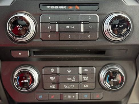 Used 2015 Ford F150 Platinum w/ Equipment Group 701A Luxury AWD/4WD image 30