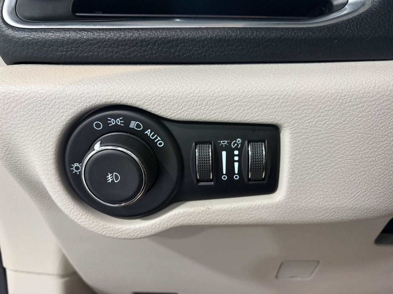 Used 2022 Chrysler Pacifica Limited FWD image 28