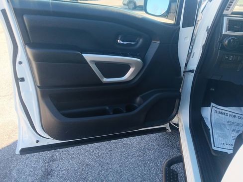 Used 2021 Nissan Titan SV w/ SV Convenience Package image 11