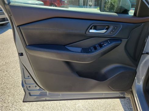 Used 2023 Nissan Rogue SL w/ SL Premium Package image 18