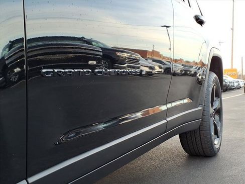 Used 2023 Jeep Grand Cherokee Limited w/ Black Appearance Package image 34