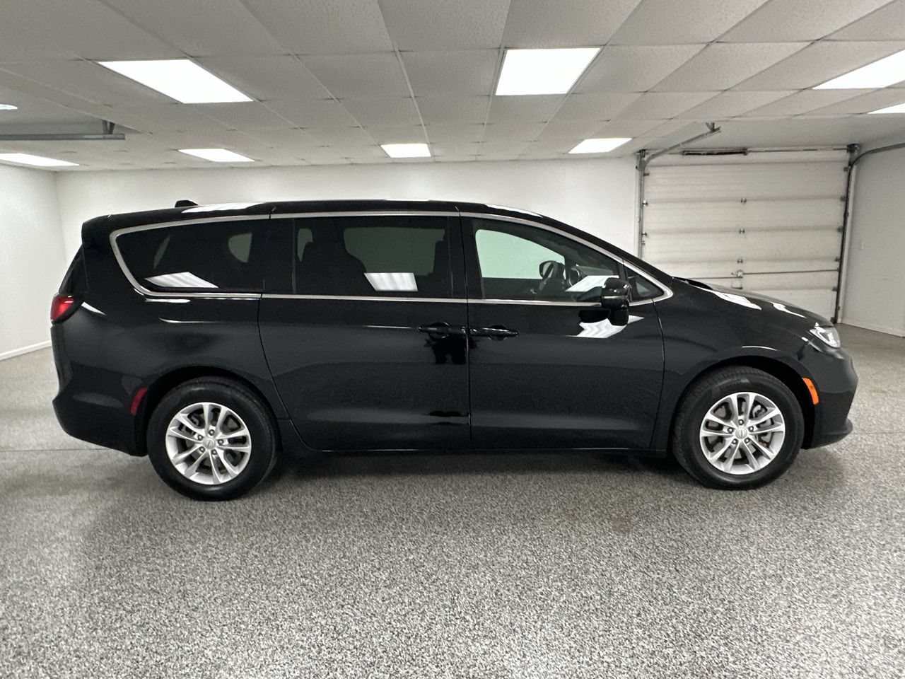 Used 2026 Chrysler Pacifica Select AWD/4WD image 9