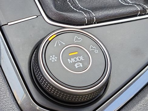 Used 2022 Volkswagen Tiguan SE image 25