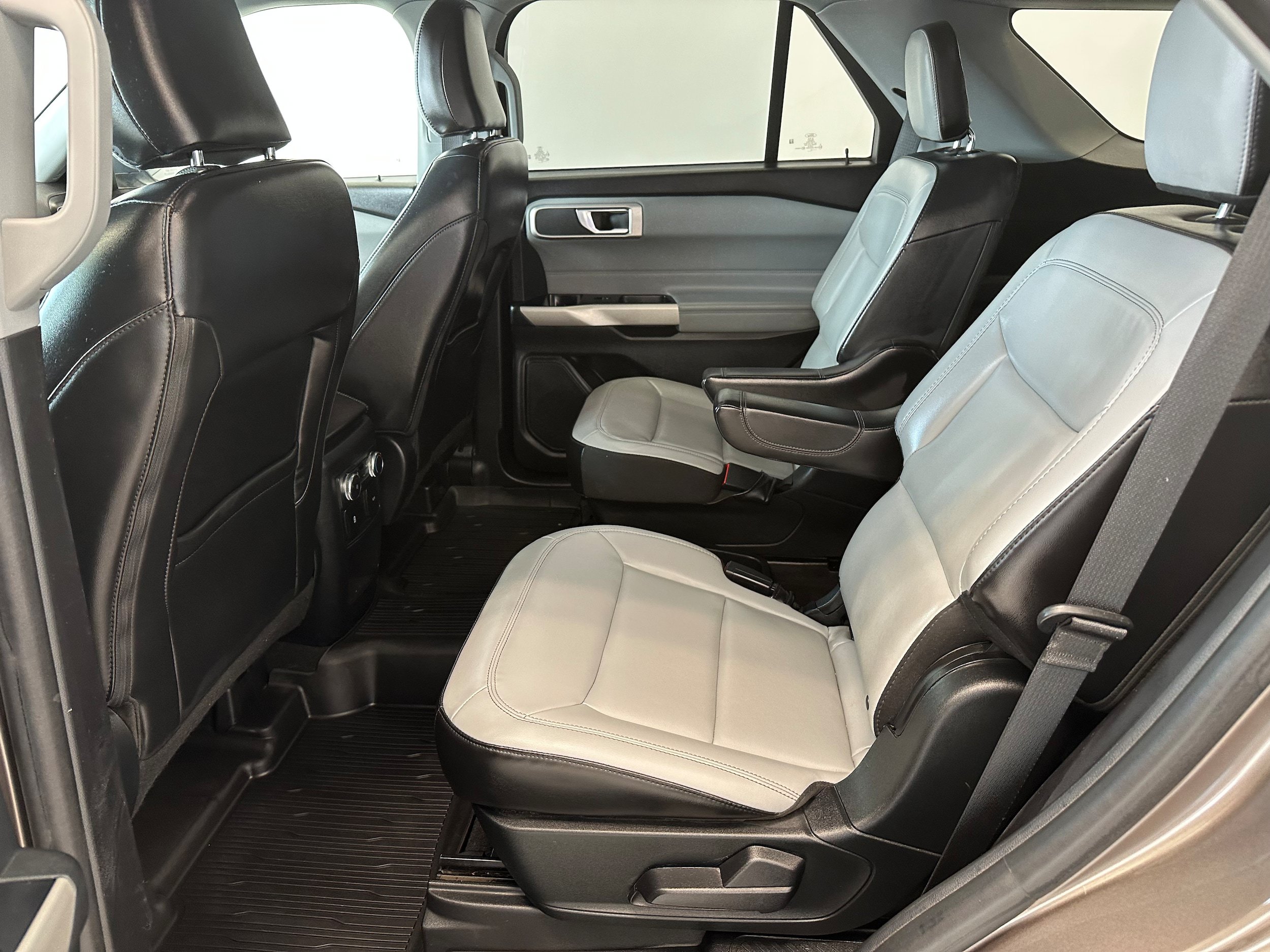 Used 2021 Ford Explorer XLT w/ Equipment Group 202A AWD/4WD image 13