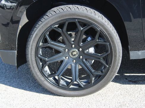Used 2023 Chevrolet Suburban LT w/ Luxury Package RWD image 8