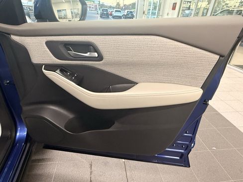 Used 2022 Nissan Rogue SV image 34