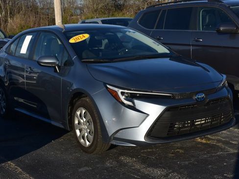 Used 2024 Toyota Corolla LE image 3