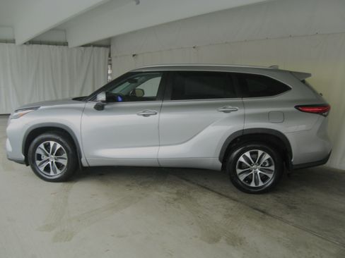 Used 2023 Toyota Highlander XLE image 28