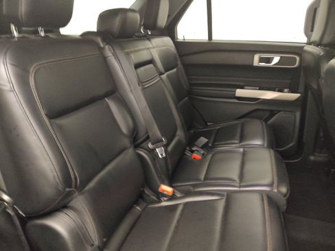 Used 2021 Ford Explorer XLT w/ Equipment Group 202A AWD/4WD image 19