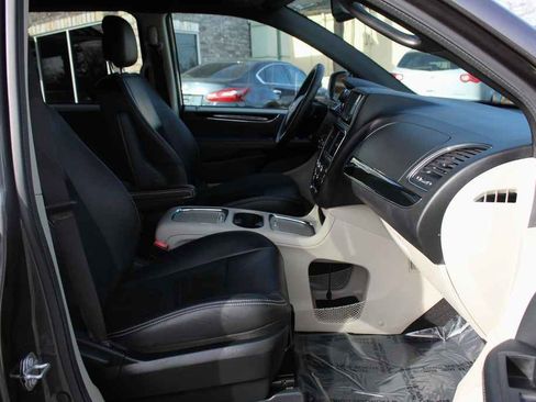 Used 2017 Dodge Grand Caravan SXT image 31