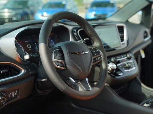 New 2026 Chrysler Pacifica Pinnacle image 26