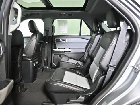 Used 2022 Ford Explorer XLT w/ Equipment Group 202A image 19