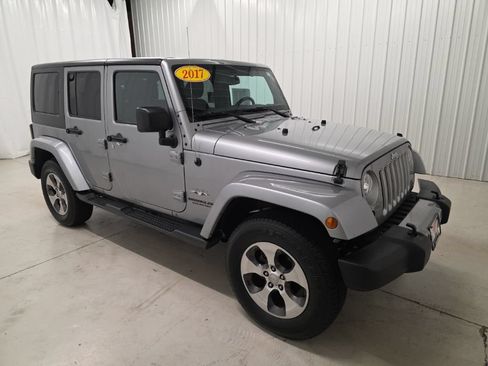 Used 2017 Jeep Wrangler Unlimited Sahara w/ Dual Top Group AWD/4WD image 8