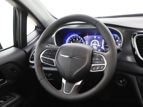 Used 2025 Chrysler Pacifica Select FWD image 17