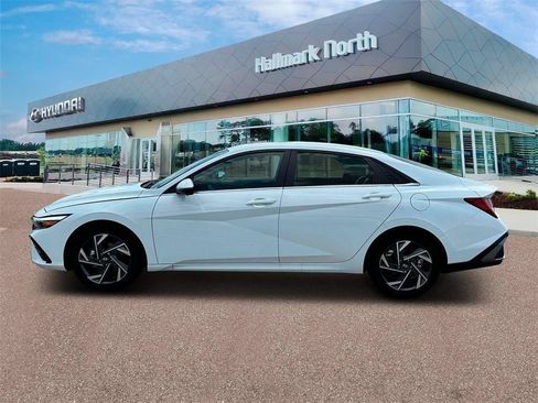 New 2025 Hyundai Elantra Limited FWD image 3