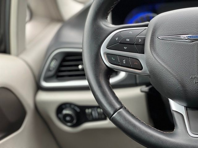 Used 2018 Chrysler Pacifica Touring-L FWD image 31