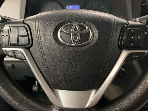 Used 2017 Toyota Sienna LE image 21