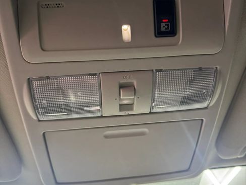 Used 2017 Nissan Titan SV RWD image 32