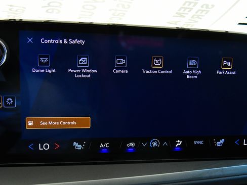Used 2024 Chevrolet Traverse LT FWD image 29