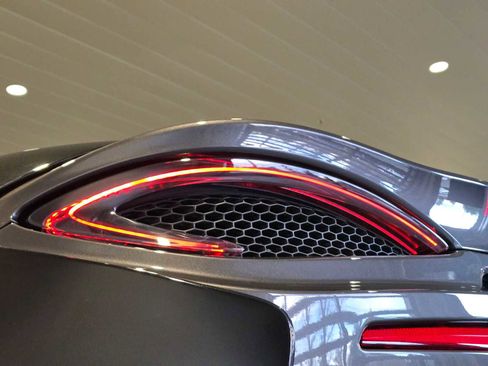 Used 2019 McLaren 570S image 21