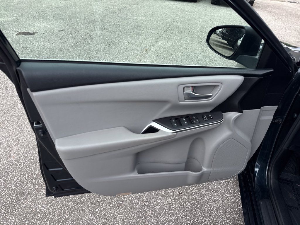 Used 2017 Toyota Camry SE FWD image 10
