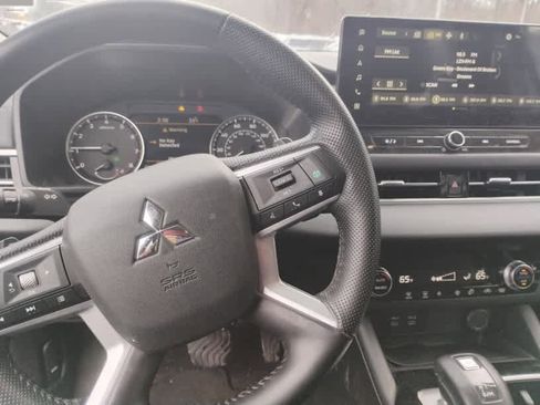 Used 2025 Mitsubishi Outlander SE image 9